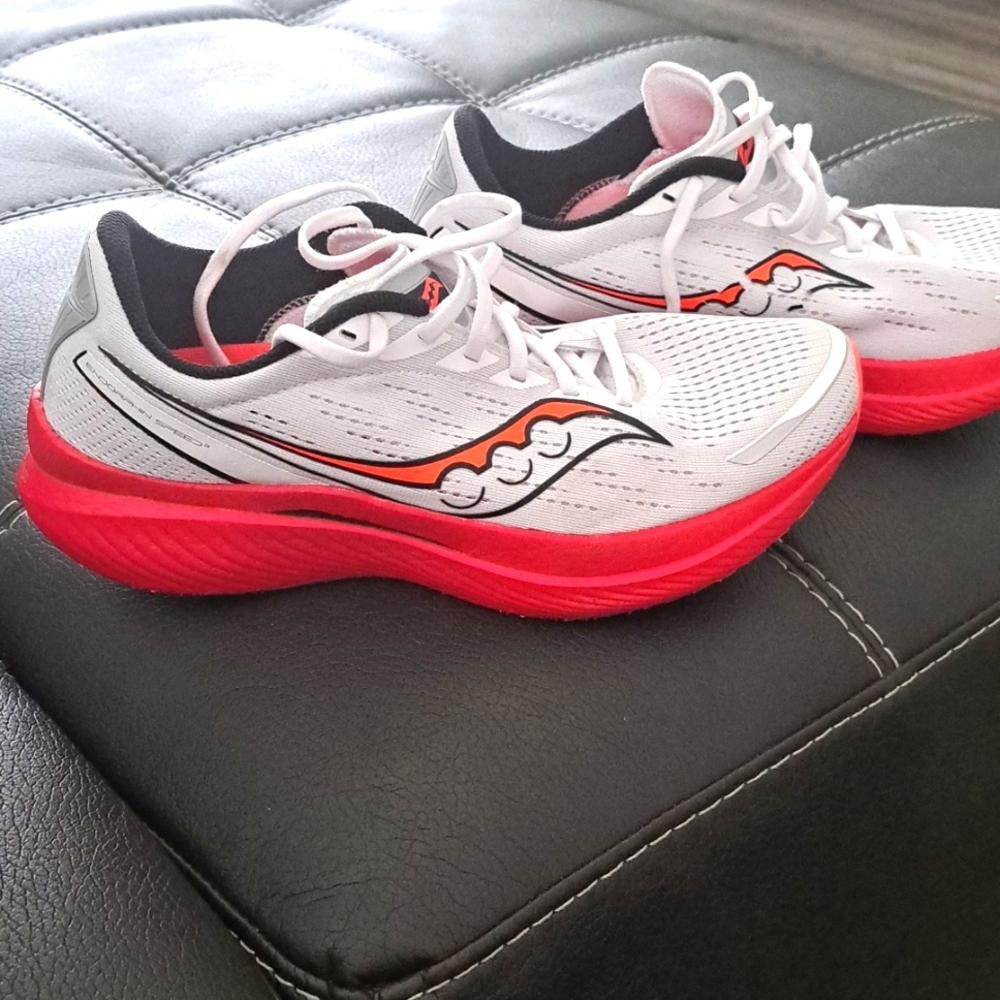 Like new Saucony endorphin speed 3/ with speed roll technology/ size 11 form fit